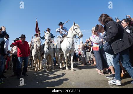 France Saintes Maries de la Mer 'les Gardiens Camargaises', le cavalier local habillé de guirlande traditionnelle accompagne la procession des Gypsy Banque D'Images