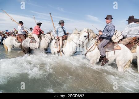 France Saintes Maries de la Mer 'les Gardiens Camargaises', le cavalier local habillé de guirlande traditionnelle accompagne la procession des Gypsy Banque D'Images