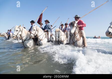 France Saintes Maries de la Mer 'les Gardiens Camargaises', le cavalier local habillé de guirlande traditionnelle accompagne la procession des Gypsy Banque D'Images