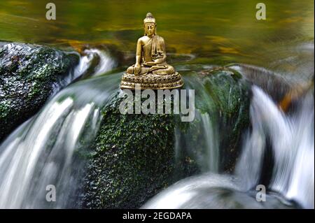 Sculpture de Bouddha assise dans l'eau courante Banque D'Images