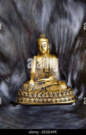 Sculpture de Bouddha assise dans l'eau courante Banque D'Images