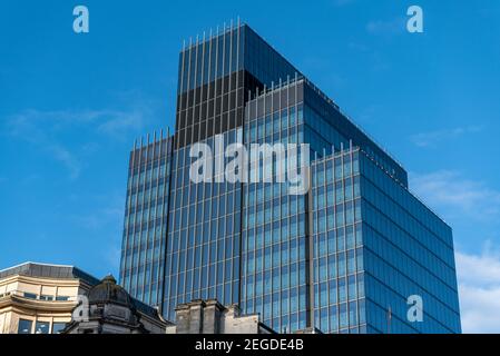 Nouveau bâtiment de bureau bleu moderne en quatre parties jusqu'à la chute arrière d'un ciel bleu frais. Bâtiment bleu ciel, Birmingham, West Midlands, Royaume-Uni. Banque D'Images