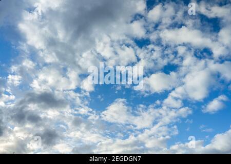 Des nuages se déplaçant sur un ciel bleu formant une tempête. Banque D'Images