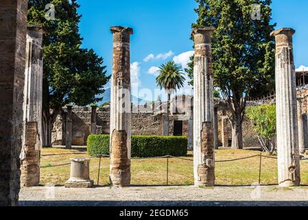 Cour d'une ancienne maison ou d'un palais dans les ruines romaines de l'ancien site archéologique de Pompéi en Campanie, Italie Banque D'Images