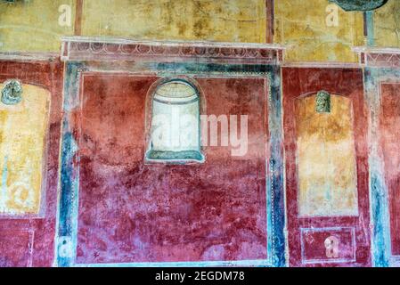 Autel dans une maison dans les ruines de l'ancien site archéologique de Pompéi, en Italie Banque D'Images