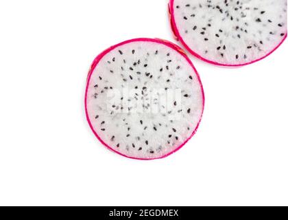 Deux tranches de fruit de dragon à chair blanche sur fond blanc. Le fruit à la peau rose de pitaya est faible en calories, riche en vitamines essentielles et mi Banque D'Images