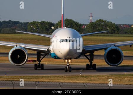 Austrian Airlines Boeing 777-200 OE-LPA avion passager arrivée et atterrissage À l'aéroport de Vienne Banque D'Images