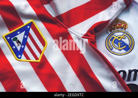 Gros plan sur le logo de l'Atlético Madrid football Club et Real Madrid dans le maillot de sport Banque D'Images