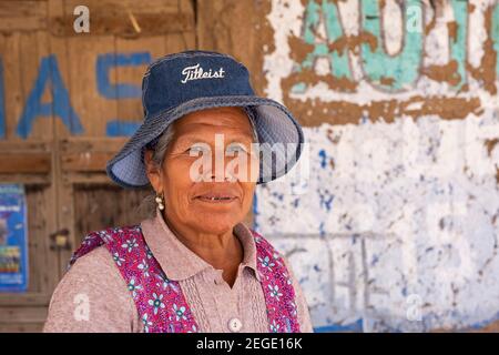 Portrait en gros plan de la femme bolivienne âgée locale, province de Sud Chichas, département de Potosí, Bolivie Banque D'Images