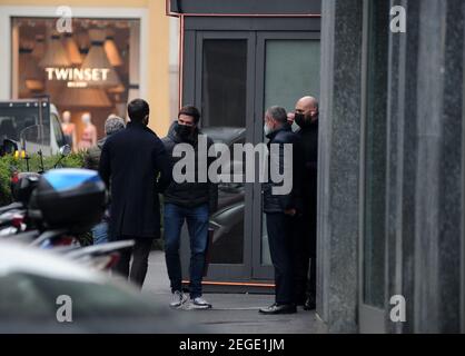 2/18/2021 - Milan, Luigi Berlusconi déjeuner dans le centre avec des amis Luigi Berlusconi, qui dans quelques mois deviendra un père pour la première fois, surpris à la sortie du restaurant "NOBU" avec quelques amis avec qui il a eu le déjeuner. Après les salutations, Luigi Berlusconi se met dans la voiture et son chauffeur le raportera au bureau. (Photo par IPA/Sipa USA) crédit: SIPA USA/Alay Live News Banque D'Images