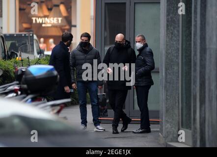 2/18/2021 - Milan, Luigi Berlusconi déjeuner dans le centre avec des amis Luigi Berlusconi, qui dans quelques mois deviendra un père pour la première fois, surpris à la sortie du restaurant "NOBU" avec quelques amis avec qui il a eu le déjeuner. Après les salutations, Luigi Berlusconi se met dans la voiture et son chauffeur le raportera au bureau. (Photo par IPA/Sipa USA) crédit: SIPA USA/Alay Live News Banque D'Images