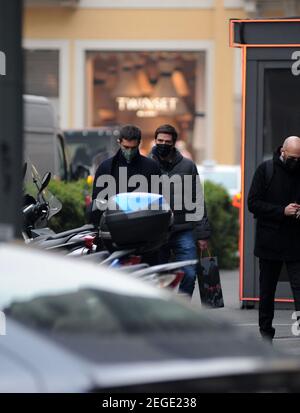 2/18/2021 - Milan, Luigi Berlusconi déjeuner dans le centre avec des amis Luigi Berlusconi, qui dans quelques mois deviendra un père pour la première fois, surpris à la sortie du restaurant "NOBU" avec quelques amis avec qui il a eu le déjeuner. Après les salutations, Luigi Berlusconi se met dans la voiture et son chauffeur le raportera au bureau. (Photo par IPA/Sipa USA) crédit: SIPA USA/Alay Live News Banque D'Images