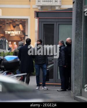 2/18/2021 - Milan, Luigi Berlusconi déjeuner dans le centre avec des amis Luigi Berlusconi, qui dans quelques mois deviendra un père pour la première fois, surpris à la sortie du restaurant "NOBU" avec quelques amis avec qui il a eu le déjeuner. Après les salutations, Luigi Berlusconi se met dans la voiture et son chauffeur le raportera au bureau. (Photo par IPA/Sipa USA) crédit: SIPA USA/Alay Live News Banque D'Images