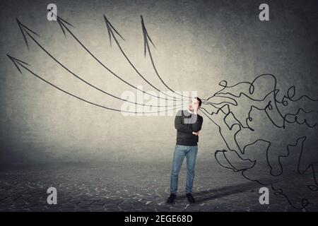 Homme pensif sur toute la longueur, garde les doigts au temple, geste réfléchi. Le concept de traitement de l'information comme les lignes de mess vient à travers la tête et se transforme en Banque D'Images