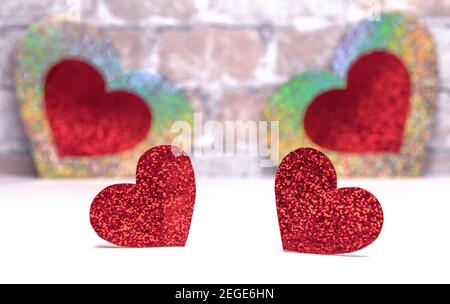 Cœur rouge brillant sur fond de mur de briques. Concept de la Saint-Valentin. Banque D'Images