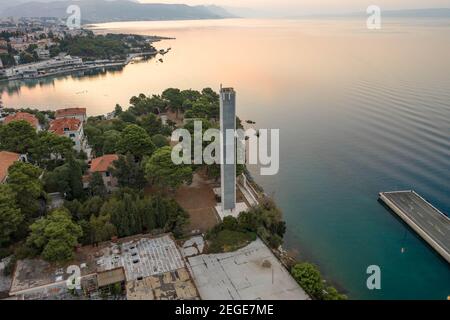 Un drone aérien a tiré sur le parc pomoraca tôt le matin Lever du soleil à Split Croatie Banque D'Images