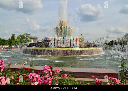 MOSCOU, RUSSIE - 25 AOÛT 2020 : vue de la fontaine fleur de pierre à VDNKh à Moscou. VDNH, exposition des réalisations de l'économie nationale, est un per Banque D'Images