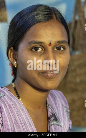 Anegundi, Karnataka, Inde - 9 novembre 2013 : Lepakshi artisanat à but non lucratif. Portrait facial de la jeune artiste féminine avec bijoux et chemise mauve. Banque D'Images