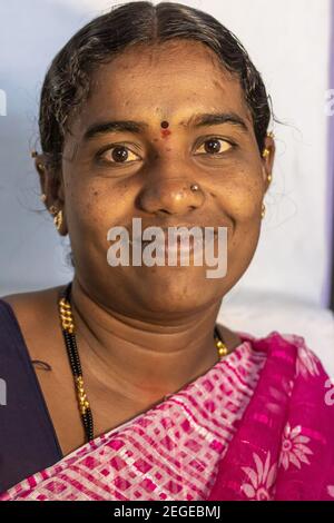 Anegundi, Karnataka, Inde - 9 novembre 2013 : Lepakshi artisanat à but non lucratif. Portrait facial de femme artiste avec rose sari et bijoux. Banque D'Images