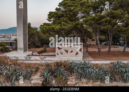 Split, Croatie - 14 août 2020: Tir de drone aérien de Park Pomoraca avant le lever du soleil avec obélisque de phare Banque D'Images