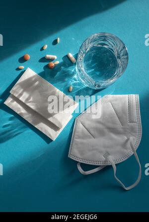 Médicaments, eau et tissus pour une éventuelle infection Corona ou le rhume Banque D'Images