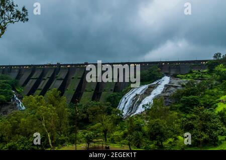 Barrage Wilson bhandarara à Monsoon Banque D'Images