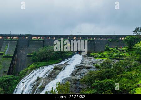 Barrage Wilson bhandarara à Monsoon Banque D'Images