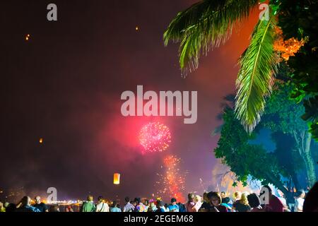 Thaïlande, Phuket-31.12.2018: Fêtes du nouvel an sur la plage de Patong. Feux d'artifice au bord de la mer et une foule de touristes. Vie nocturne et divertissement dans le Banque D'Images