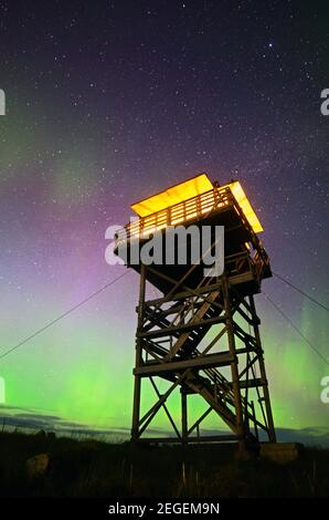 Baldy Mountain Lookout Tower la nuit pendant les feux du nord. Vallée de Yaak dans les montagnes Purcell, dans le nord-ouest du Montana. Banque D'Images