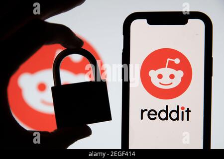 LONDRES, Royaume-Uni - février 2021 : logo Reddit affiché sur un smartphone avec cadenas Banque D'Images