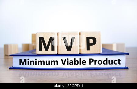 MVP, symbole de produit minimum viable. Cubes en bois sur livre avec mots MVP, produit minimum viable. Magnifique fond blanc. Business et MVP, minimum Banque D'Images