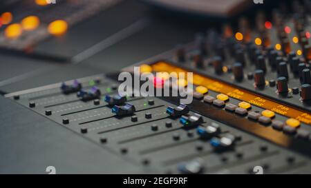 Modern Music Record Studio Control Desk avec égaliseur, mélangeur et autres équipements professionnels. Commutateurs, boutons, curseurs, curseurs motorisés Banque D'Images