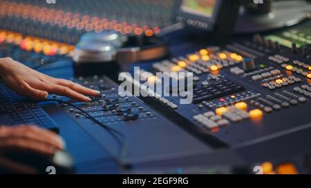 Modern Music Record Studio Control Desk avec égaliseur, mélangeur et autres équipements professionnels. Commutateurs, boutons, curseurs, curseurs motorisés Banque D'Images