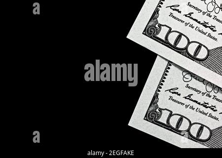 topview de fragment de billets de dollar sur le velours noir, comme un fond Banque D'Images