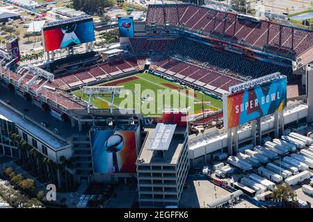 Vue aérienne du stade Raymond James avant le Super Bowl LV le 2 février 2021 à Tampa, Floride. Banque D'Images