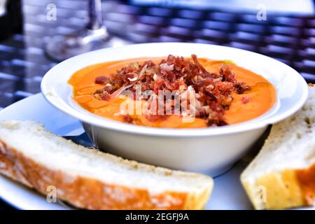 Plat typique salmorejo de Cordoue, Espagne. Banque D'Images