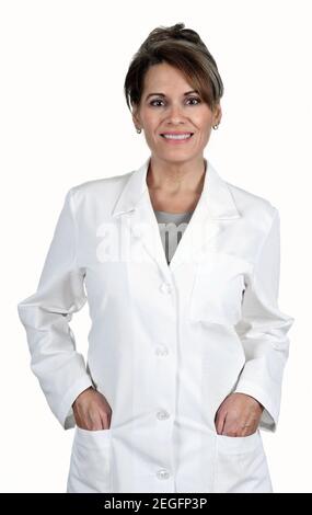 Une belle femme portant une blouse de laboratoire blanche isolée sur Arrière-plan blanc Banque D'Images