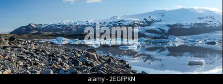 Vue panoramique sur le lac glaciaire de Fjallsarlon lors d'une soirée d'été, en Islande Banque D'Images