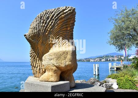 Sculpture en pierre d'un poisson aux jambes humaines sur le lac Léman (Genève), Côte d'Azur de Montreux, Suisse. Banque D'Images