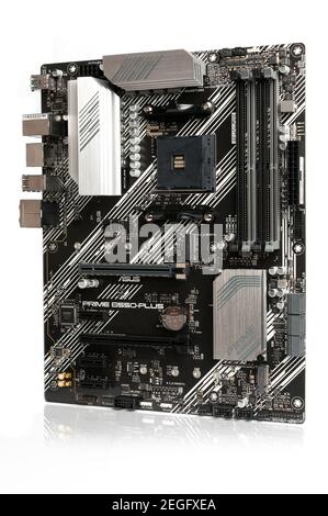 Carrara, Italie - 18 février 2021 - Asus prime b550 plus carte mère isolée sur fond blanc Banque D'Images