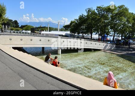 Lausanne, Suisse - 24 août 2019. Fontaines, piscines et ponts piétonniers dans le magnifique parc en bord de lac, Ouchy, Lausanne, Suisse. Banque D'Images