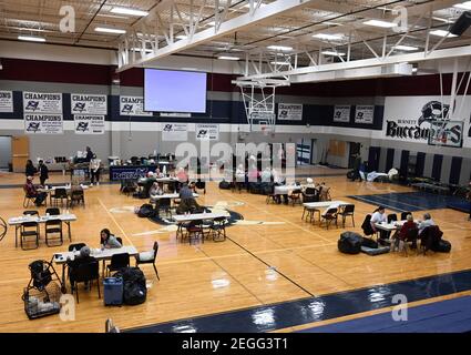 Wylie, États-Unis. 18 février 2021. Les résidents déplacés par les intempéries hivernales de cette semaine s'abritent dans une école secondaire junior de Wylie, au Texas, le jeudi 18 février 2021. Enregistrez les températures froides ainsi que la neige et la glace qui ont causé des coupures de courant entraînant la congélation des conduites d'eau. Peut certaines parties de l'état sont soumises à une commande d'ébullition de l'eau en raison d'une pression d'eau faible. Photo de Ian Halperin/UPI crédit: UPI/Alay Live News Banque D'Images