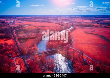 Une photo aérienne en fausse couleur de la rivière blanche et du pont couvert de la plage de protection dans le comté de Jackson, DANS. Pris à la mi-avril 2020 avec mon drone. Banque D'Images