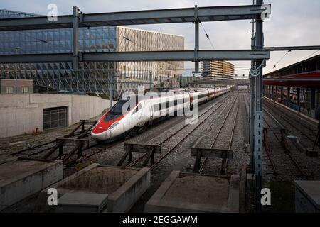 Chemin de fer, train et plate-forme - Genève, Suisse Banque D'Images