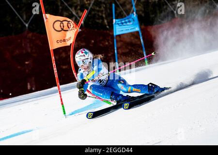 Cortina d'Ampezzo, Italie. 18 février 2021. BASSINO Marta d'Italie en compétition aux CHAMPIONNATS DU MONDE DE SKI ALPIN TELEPASS FIS 2021 Slalom géant féminin sur le parcours Olympia delle Tofane dans la chaîne de montagnes dolomite. Credit: MAURO DALLA POZZA/Alamy Live News Banque D'Images