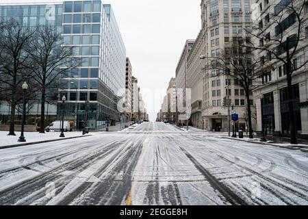 Washington, États-Unis. 18 février 2021. Photo prise le 18 février 2021 montre une rue vide couverte de neige à Washington, DC, aux États-Unis. Credit: Liu Jie/Xinhua/Alay Live News Banque D'Images