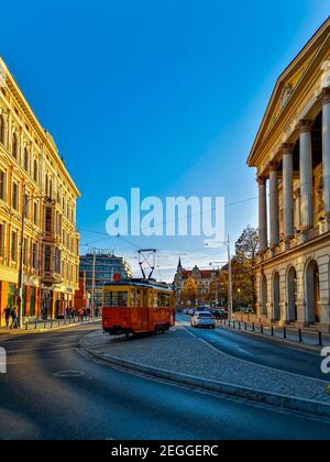 Wroclaw octobre 12 2019 tramway rouge et jaune historique à centre de la rue entre l'ancienne maison de résidence et l'opéra Banque D'Images