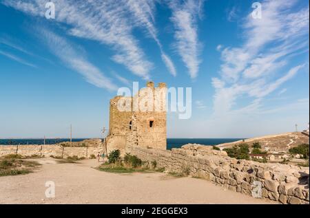 L'ancienne forteresse génoise de Kafa en Feodosia sur la côte de la mer Noire. La tour Crisco est le bastion sud. Attraction touristique populaire de la c Banque D'Images