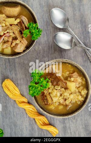 Soupe bélarussienne de champignons porcini avec pomme de terre et orge perlé. Vue de dessus. Banque D'Images
