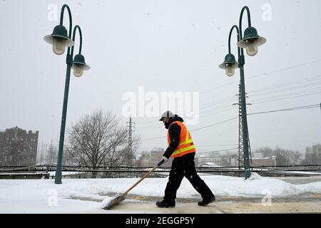 New York, États-Unis. 18 février 2021. Un employé de la voie d'entretien MTA élimine la neige de la plate-forme de la station de métro 61 St. Woodside pendant une tempête d'hiver qui devrait apporter plus d'un pied de neige au cours des deux prochains jours, dans le quartier Queens de New York, NY, le 18 février 2021. Le National Weather Service a publié une veille d'hiver pour la région des trois États, car une grande partie de la nation subit des explosions d'hiver ces derniers jours. (Photo par Anthony Behar/Sipa USA) crédit: SIPA USA/Alay Live News Banque D'Images